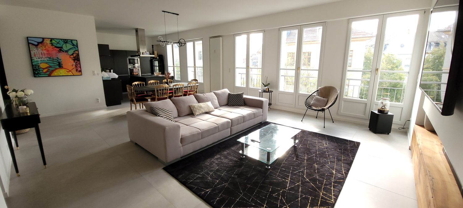 Séjour panoramique ouvert sur la cuisine, grandes baies vitrées · Passage Central Mulhouse