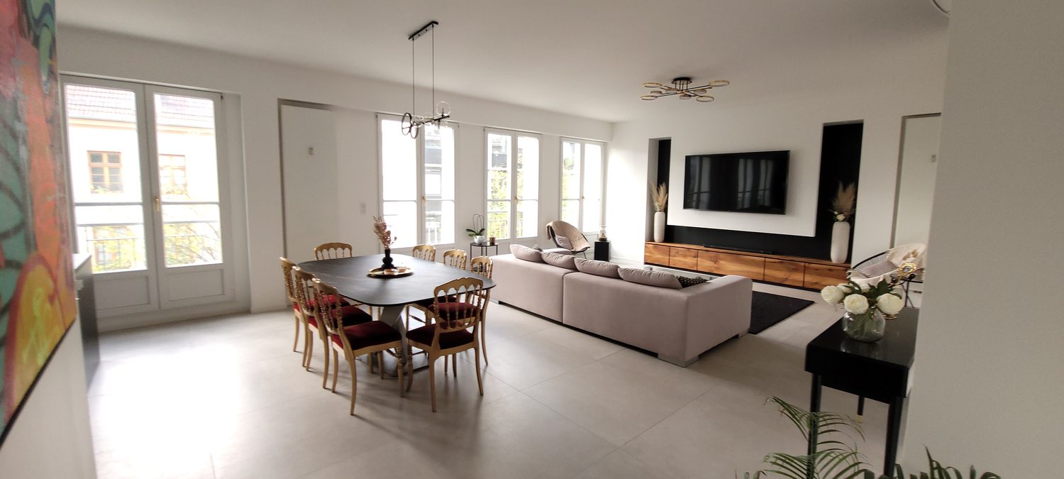 Salon avec table à manger en marbre noir · appartement Mulhouse centre