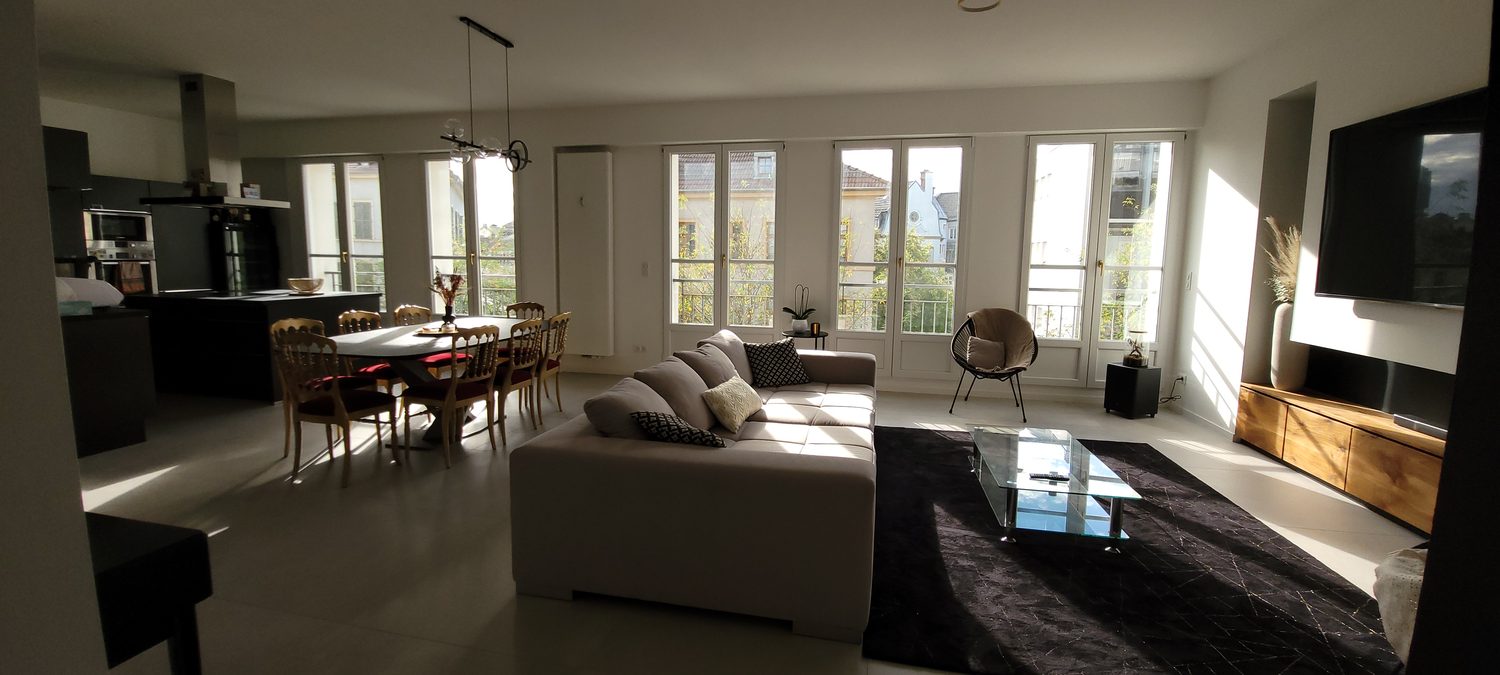 Cinq grandes baies vitrées du séjour, lumière traversante · Mulhouse