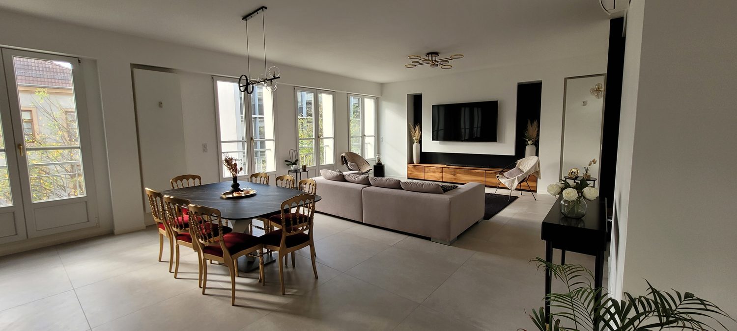 Salle à manger et cuisine ouverte de l’appartement Passage Central à Mulhouse