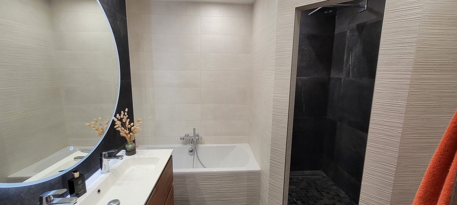 Salle de bain privative : douche italienne, baignoire